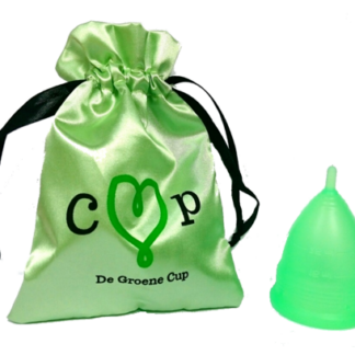 De Groene Cup menstruatiecup met links daarvan het bewaarzakje.