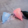 3 maten MonthlyCup menstruatiecups in de kleuren blauw (normal) roze (plus) en zwart (mini)