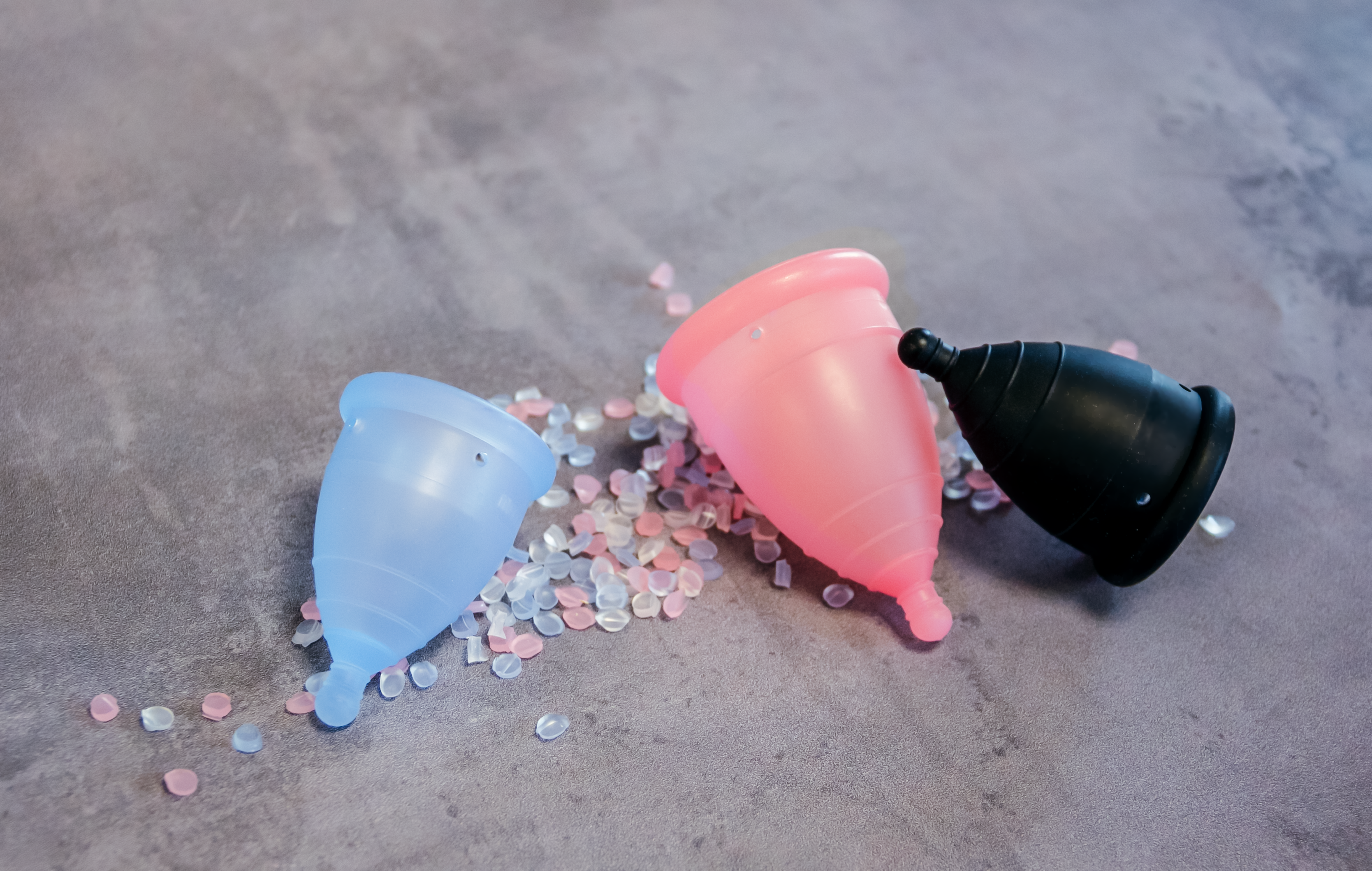 3 maten MonthlyCup menstruatiecups in de kleuren blauw (normal) roze (plus) en zwart (mini)