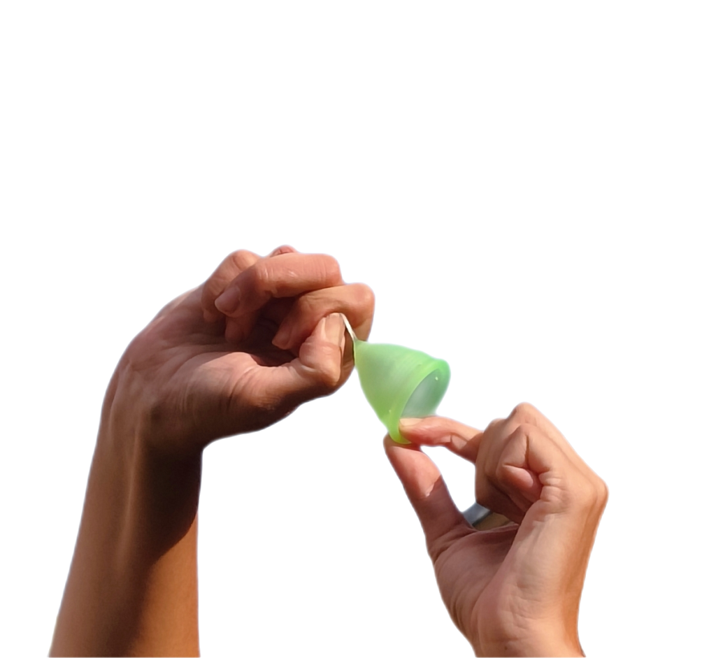 twee handen in de lucht die aan een menstruatiecup trekken.