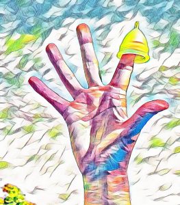 High five hand in de lucht met op de wijsvinger een Fe Groene Cup menstruatiecup op zijn kop.